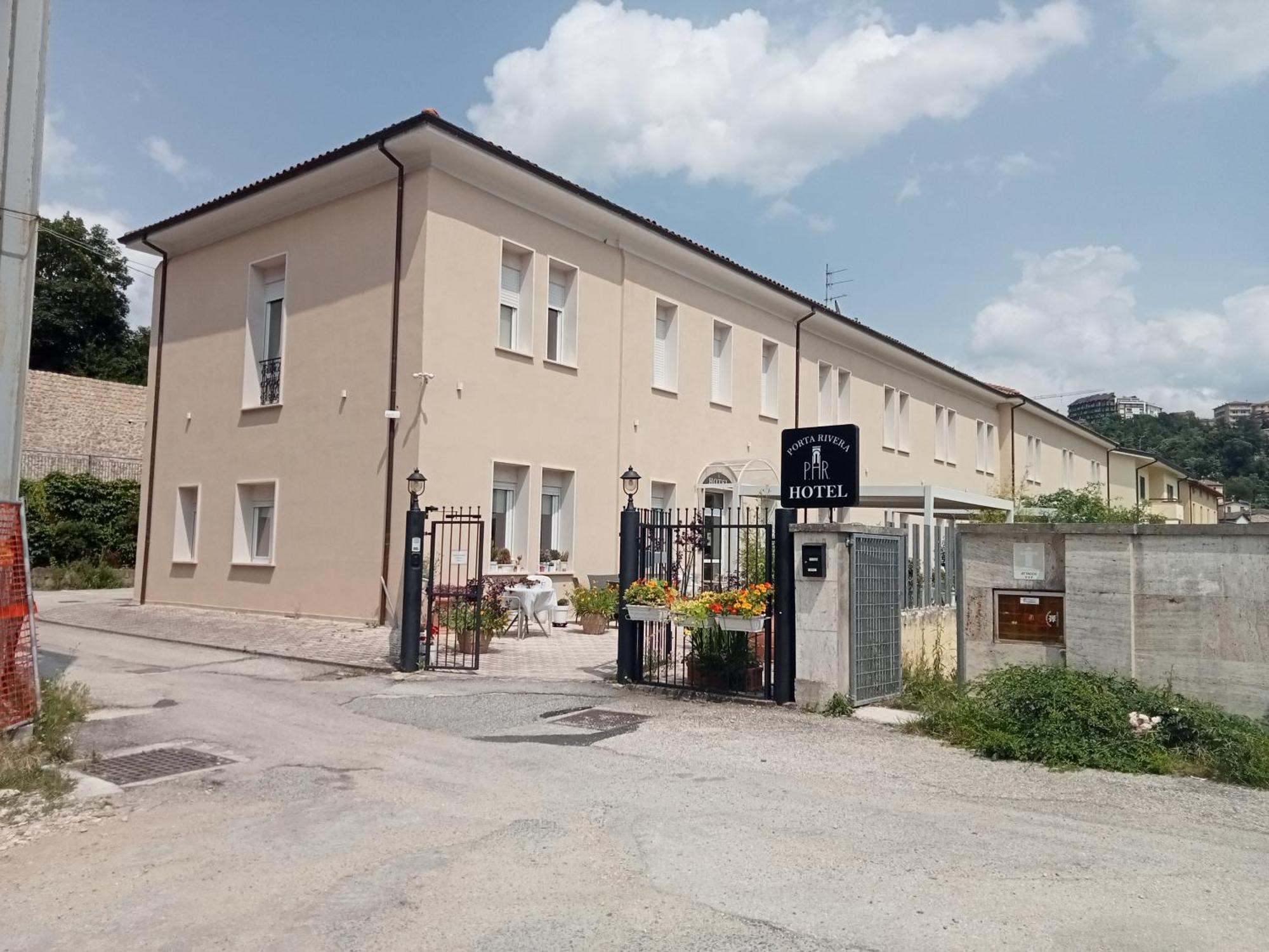 Hotel Porta Rivera LʼAquila Buitenkant foto